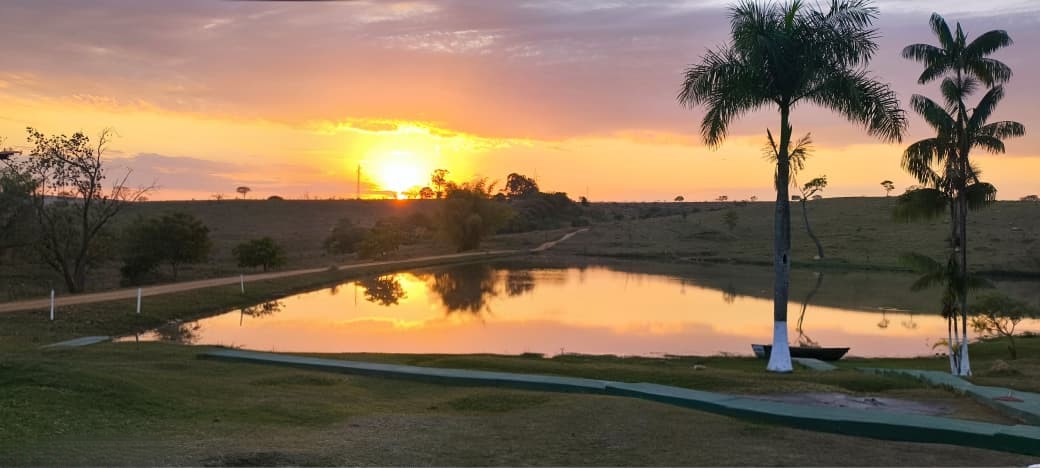 Pôr do sol e lago na Villa Paraíso