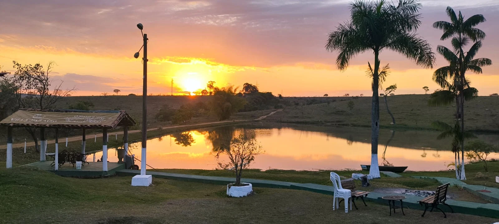 Pôr do sol e lago